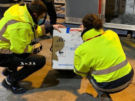 Operarios comprueban las 369.525 vacunas de Pfizer/BioNTech procedentes de un vuelo de Bélgica hasta el aeropuerto de Vitoria-Gasteiz este martes. EFE/Delegación del Gobierno en el País Vasco - SOLO USO EDITORIAL/SOLO DISPONIBLE PARA ILUSTRAR LA NOTICIA QUE ACOMPAÑA