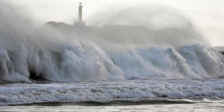 Una ola rompe con fuerza en la playa del Sardinero. / HARDY