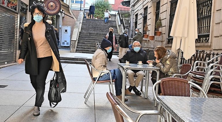 Varias personas con mascarilla en el centro de Santander. / Hardy