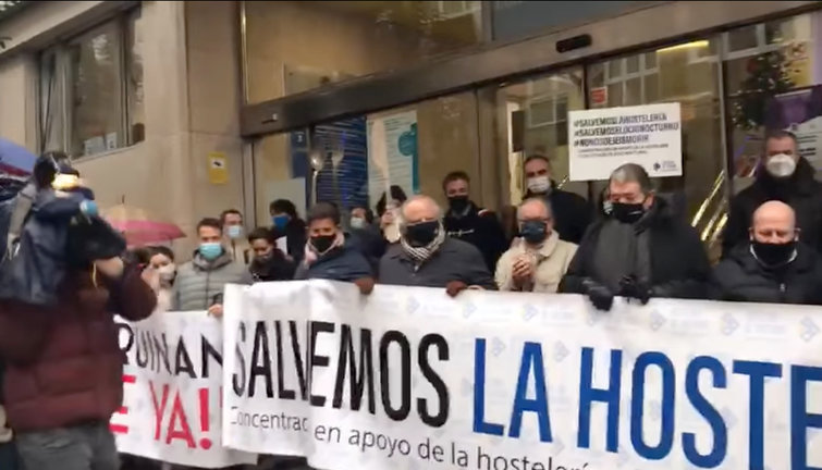 Hosteleros cántabros frente a la Delegación del Gobierno de Cantabria.