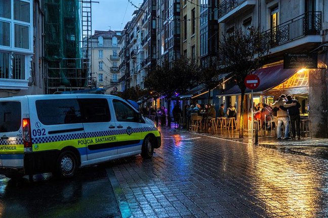 Vista de la Calle Peña Herbosa en Santander. Las restricciones y la lluvia han hecho que la tarde de nochebuena en Santander ha sido mucho más tranquila. EFE/FOTO/ROMÁN G. AGUILERA