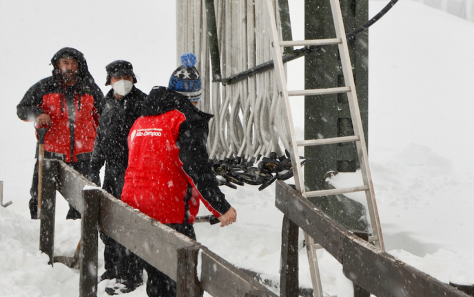 Los operarios de la estación de esquí realizando los trabajos para la puesta a punto de la estación. / ALERTA