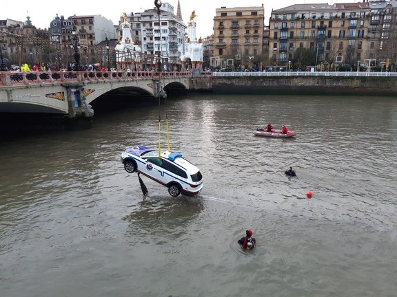 Momento en el que el vehículo policial es rescatado del río Urumea, en San Sebastián. / ERTZAINTZA