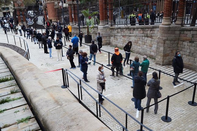 Numerosos ciudadanos esperan para entrar en un dispositivo de cribado masivo en Barcelona. EFE/Alejandro García/Archivo