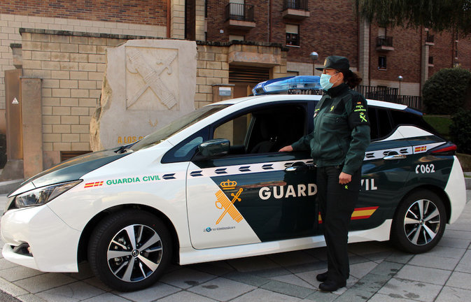 Un agente de la Guardia Civil junto al vehículo eléctrico. / OPC