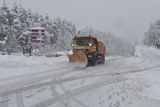 Un camión quitanieves despeja una carretera en el Pirineo aragonés, en Huesca, Aragón (España), a 29 de diciembre de 2020