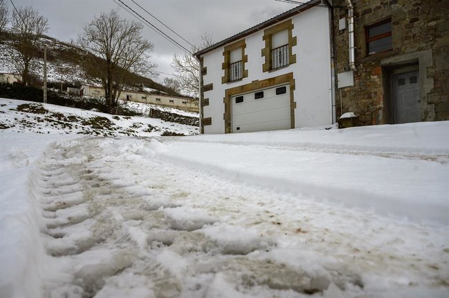 Vista de una calle en la localidad cántabra de Argüeso, cubierta por la nieve este jueves. EFE/Pedro Puente Hoyos