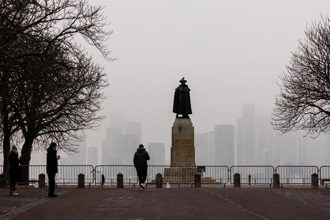 La gente en Greenwich Park ve las oficinas del distrito financiero de Canary Wharf vistas envueltas en la niebla en Londres, Gran Bretaña, 01 de enero 2021. Gran Bretaña dejó la Unión Europea a las 11pm el 31 de diciembre de 2020. (Reino Unido, Londres) EFE/EPA/VICKIE FLORES