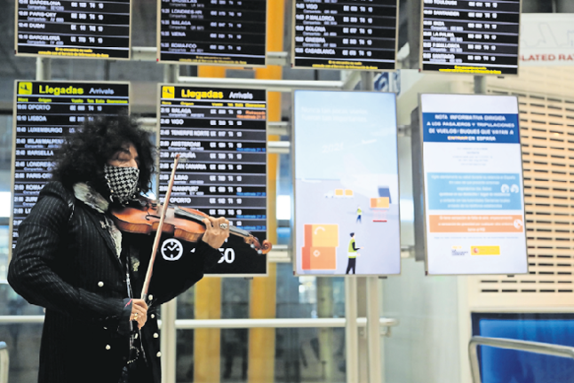 El violinista Ara Malikian ofrece una actuación en el Aeropuerto Adolfo Suárez. / FERNANDO ALVARADO