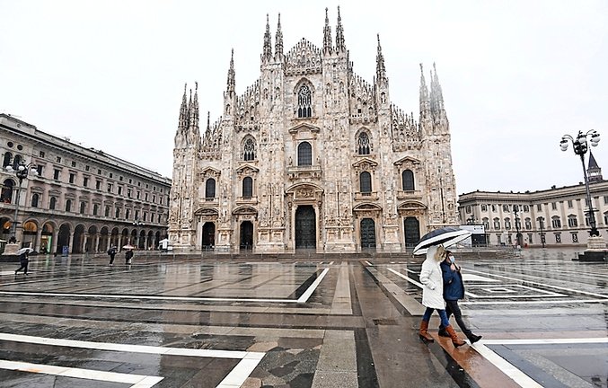 La plaza del Duomo en Milán totalmente vacía por las restricciones. / EfE