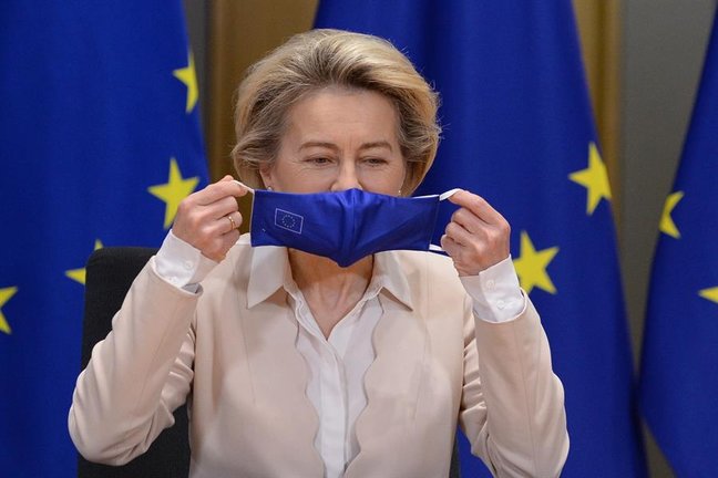 La presidenta de la Comisión Europea, Ursula von der Leyen, se pone la máscara después de firmar el acuerdo comercial de Brexit que entrará en vigor el 1 de enero de 2021, en Bruselas, Bélgica, el 30 de diciembre de 2020. (Bélgica, Reino Unido, Bruselas) EFE/EPA/JOHANNA GERON / POOL