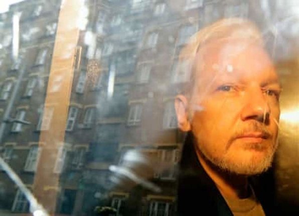 Julian Assange es llevado a la corte en Londres en 2019. (Matt Dunham/AP)