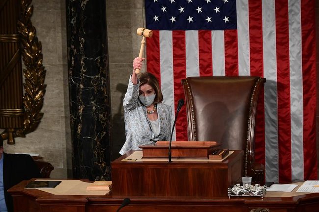La Presidenta de la Cámara de Representantes de EE.UU., Nancy Pelosi, empuña el mazo del Presidente después de ser reelegida como Presidenta y de prepararse para jurar a los miembros de la 117ª Cámara de Representantes en Washington, EE.UU., el 3 de enero de 2021. (Estados Unidos) EFE/EPA/ERIN SCOTT / POOL
