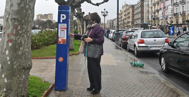 Una persona recoge su ticket de la ola en el Paseo Pereda de Santander. / ALERTA