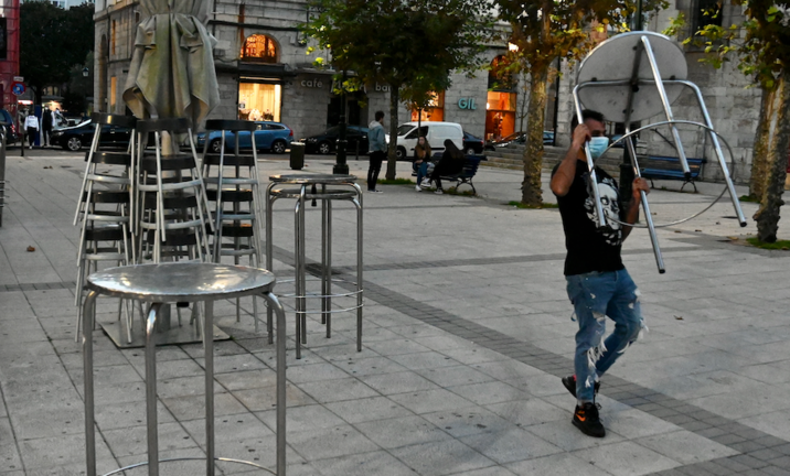Una persona coloca las mesas en la plaza de Cañadío en Santander. / Hardy