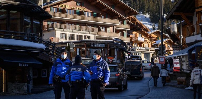 Agentes de policía en la estación alpina de Verbier, frecuentada por turistas británicos, el 22 de diciembre Fabrice Coffrini/AFP