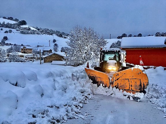 La nieve ha caído con notable intensidad en toda la comarca campurriana y en muchos pueblos las quitanieves han tenido que trabajar a destajo. / Queimadelos