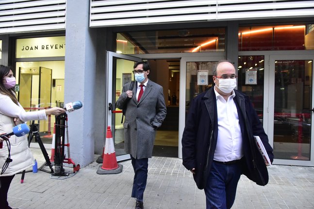 El ministro de Sanidad, Salvador Illa (i), y el primer secretario del PSC, Miquel Iceta (d), salen de la sede del PSC Catalunya