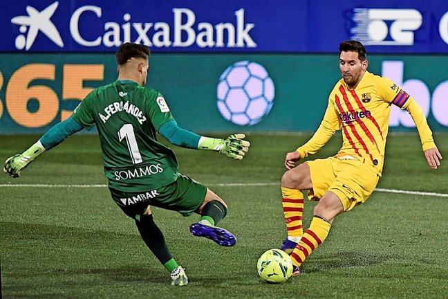 Leo Messi ante el guardameta Álvaro Fernández en el último partido de Liga disputado ante el Huesca. / EFE