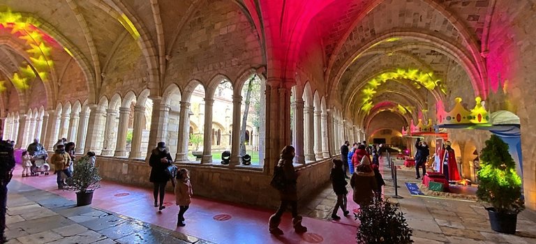 Aspecto que presentaba ayer el claustro de la Catedral de Santander con motivo de la recepción de los Reyes Magos a los niños de la capital. / Hardy