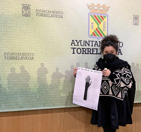 La concejala de Cultura, Esther Vélez, con el cartel de la exposición. / ALERTA