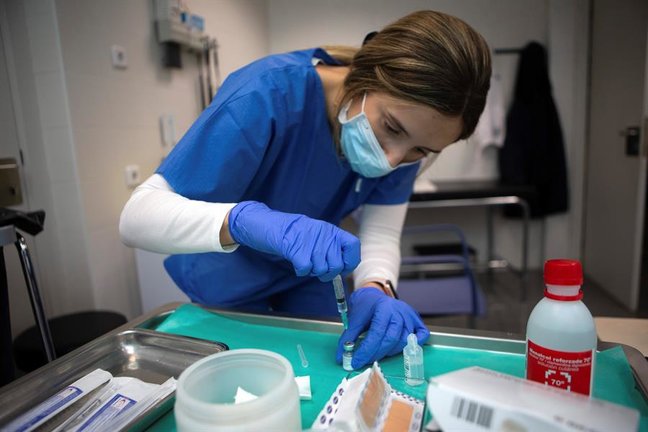 Una enfermera prepara la jeringuilla durante el proceso de administración de la vacuna de Pfizer a profesionales sanitarios este martes en el CAP Montenegre de Barcelona. EFE/Enric Fontcuberta