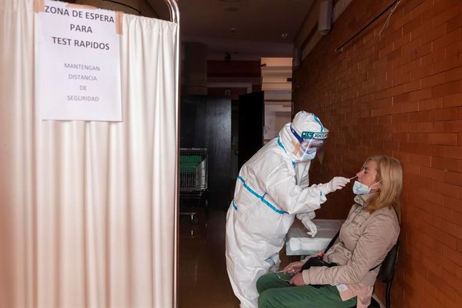 Una enfermera del centro de salud de Santomera (Murcia) realiza una PCR a una a mujer, este martes. EFE/Marcial Guillén