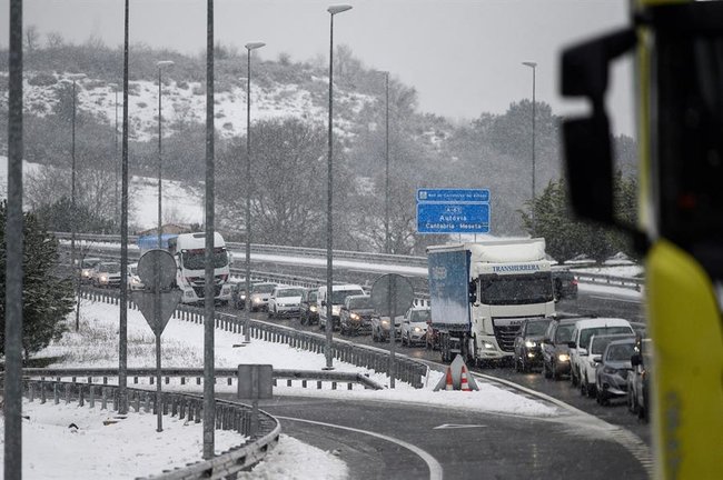 La A-67 en Cantabria se ha cerrado al tráfico para vehículos pesados por la nieve y los turismos han de circular con cadenas o neumáticos de invierno, mientras que además en la región están bloqueados seis puertos. EFE/ Pedro Puente Hoyos