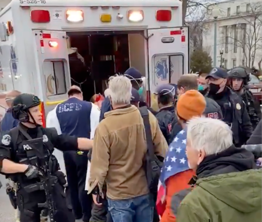 Los sanitarios la llevan a la ambulancia a la mujer herida en el Capitolio de EEUU.