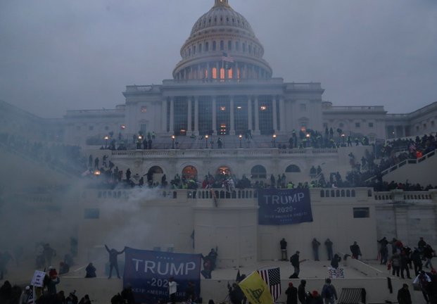 Vista del Capitolio durante el asalto de los pro-trump.