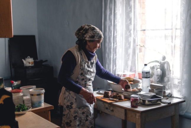 mujer cocinando pobreza