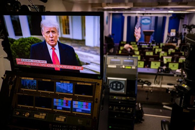 El Presidente Trump en un monitor de noticias en la sala de reuniones de la Casa Blanca el miércoles, donde estaba reproduciendo un video que subió a Twitter dirigiéndose a la gente en el Capitolio.