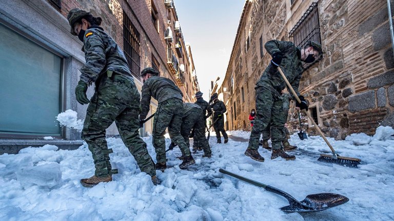 La Unidad Militar de Emergencias (UME) y la Brigada Paracaidista (BRIPAC) del Ejército de Tierra efectuando trabajos de limpieza de la nieve en Toledo, este lunes.ÁNGELES VISDÓMINE / EFE