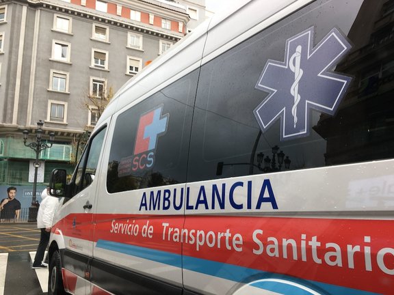 Vista del exterior de una ambulancia por el centro de Santander. / S.D.