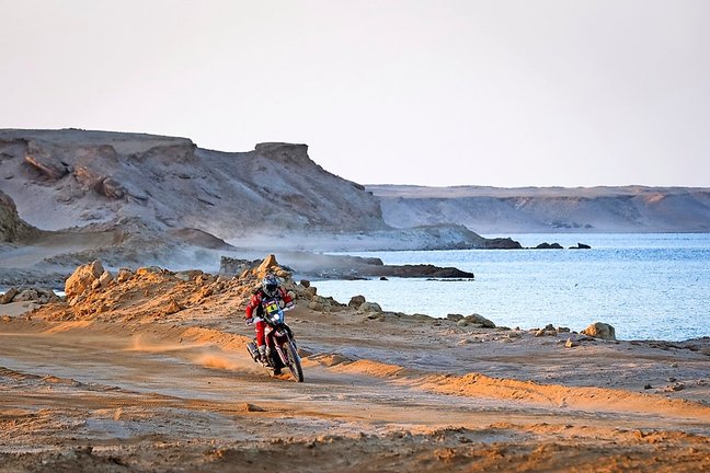 (Saudi Arabia), 12/01/2021.- A handout photo made available by ASO of Jose Ignacio Cornejo Florimo of Chile, Honda, Monster Energy Honda Team 2021, in action during the 9th stage of the Dakar 2021 between Neom and Neom, in Saudi Arabia, 12 January 2021. (Arabia Saudita) EFE/EPA/Antonin Vincent HANDOUT via ASO SHUTTERSTOCK OUT HANDOUT EDITORIAL USE ONLY/NO SALES/NO ARCHIVES