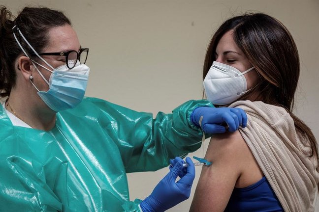 Personal sanitario Área de Salud de Ibiza y Formentera reciben la primera vacuna. EFE/Sergio G. Cañizares