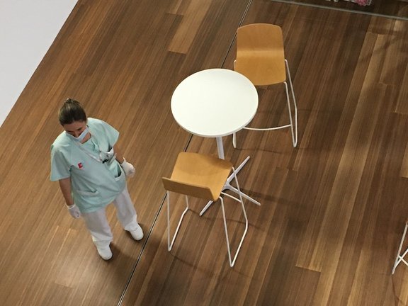 Una enfermera en la zona de descanso del Hospital Marqués de Valdecilla.