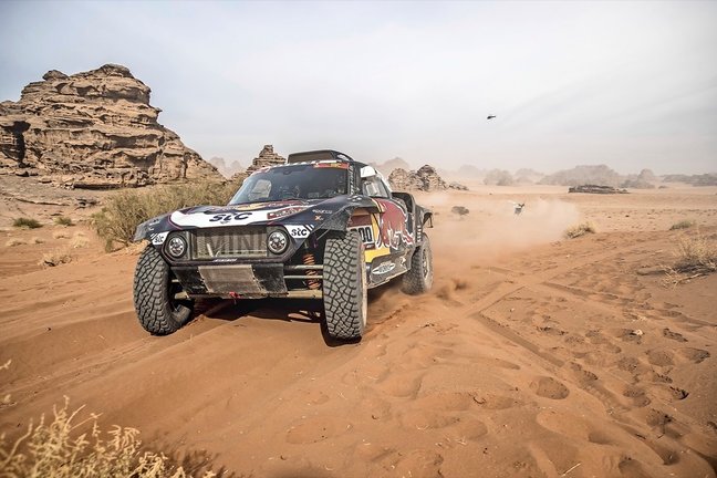Carlos Sainz en acción durante la etapa de ayer del Rally Dakar. / EFE
