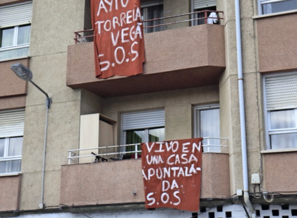 Pancartas desplegadas por los vecinos. / ALERTA
