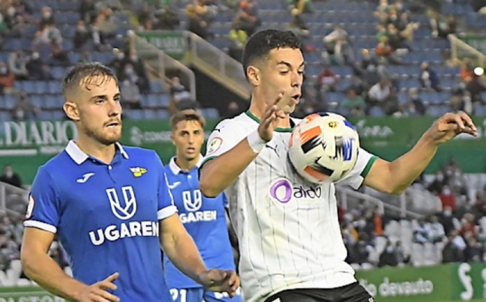 Álvaro Bustos, controlando el balón por delante del cántabro Sergio Camus, defensor del Portugalete. / Hardy
