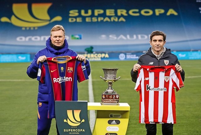 Ronald Koeman y Marcelino García Toral posaron ayer junto al trofeo en el Estadio de La Cartuja. / RFEF