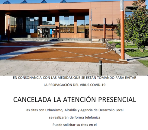 El comunicado parcial del cierre del Ayuntamiento de Miengo y la vista del Consistorio. / ALERTA