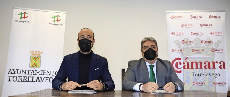 Javier López Estrada y José Luis Quintanilla tras la firma del convenio. / ALERTA
