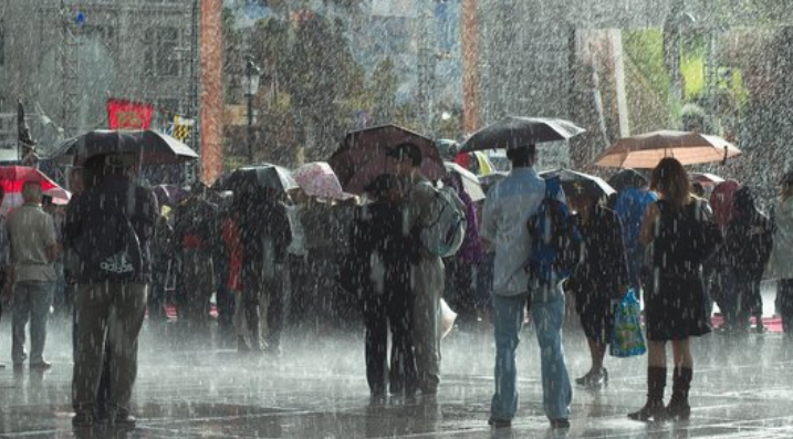 Varias personas con paraguas bajo el agua. / ALERTA / ARCHIVO