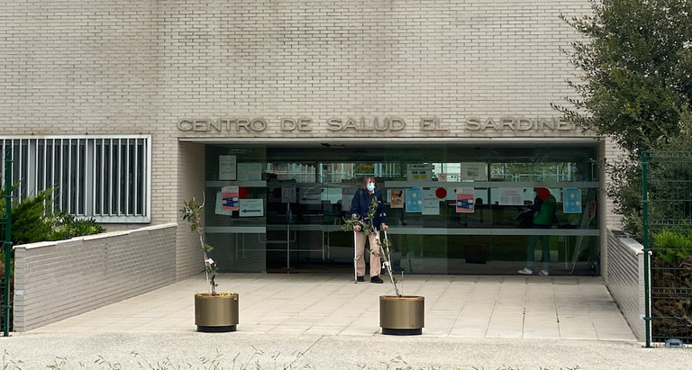 Vista de la entrada del Centro de salud del sardinero. / HARDY