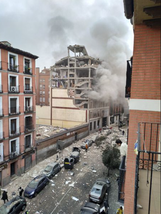 La fuerte explosión, cuyas causas se desconocen, ha sacudido un inmueble del centro de Madrid.