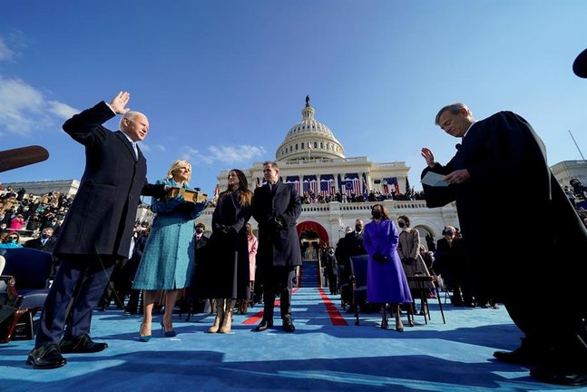 Joe Biden (i) hace el juramento como el 46° presidente de los Estados Unidos. EFE/ Andrew Harnik POOL