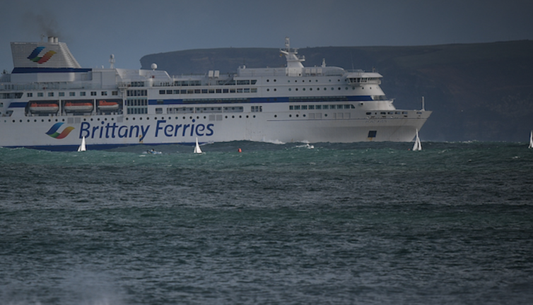 El barco Brittany Ferries arrivando a la costa de Santander. / HARDY