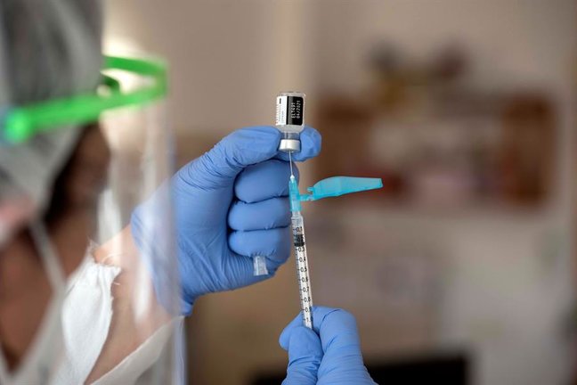 Una sanitaria prepara la segunda dosis de la vacuna. EFE/David Arquimbau Sintes