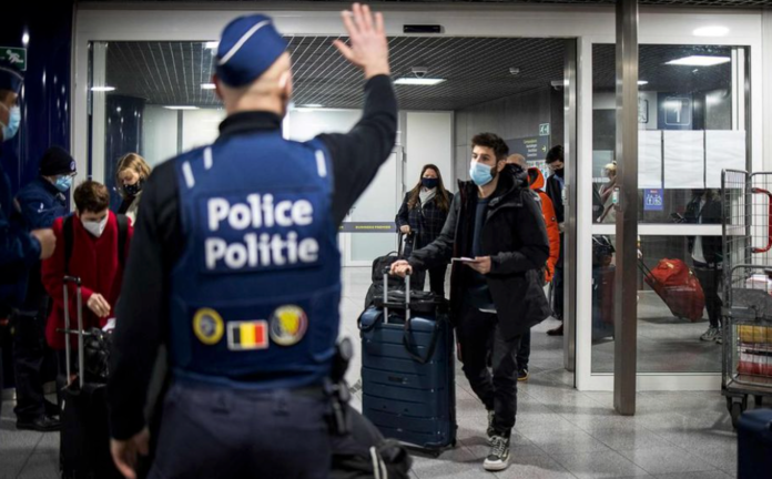 A partir del miércoles, los belgas sólo podrán salir de las fronteras por razones de peso.  AFP/Nicolas Materlinck